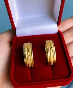 Par De Alianças Aço Cirúrgico Banhado A Ouro 18k - 8mm - Diamantado Com Frisos