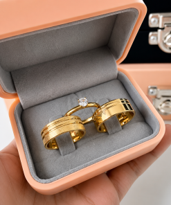 Alianças de Casamento 8mm Banhado a Ouro 18K – Feminina Diamantada e Masculina Lisa com Frisos