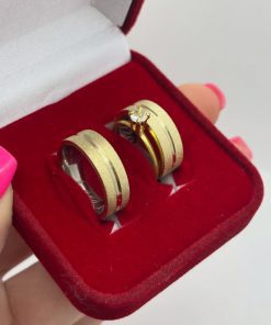 Alianças de Casamento 8mm | Modelo Diamantado com 1 Friso Central | Anatômico | Moeda Antiga Banhada a Ouro 18K | Anel Solitário Opcional