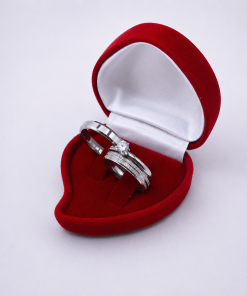 Par de Alianças Prata em Aço Cirúrgico 4mm – Feminina Diamantada, Masculina Lisa
