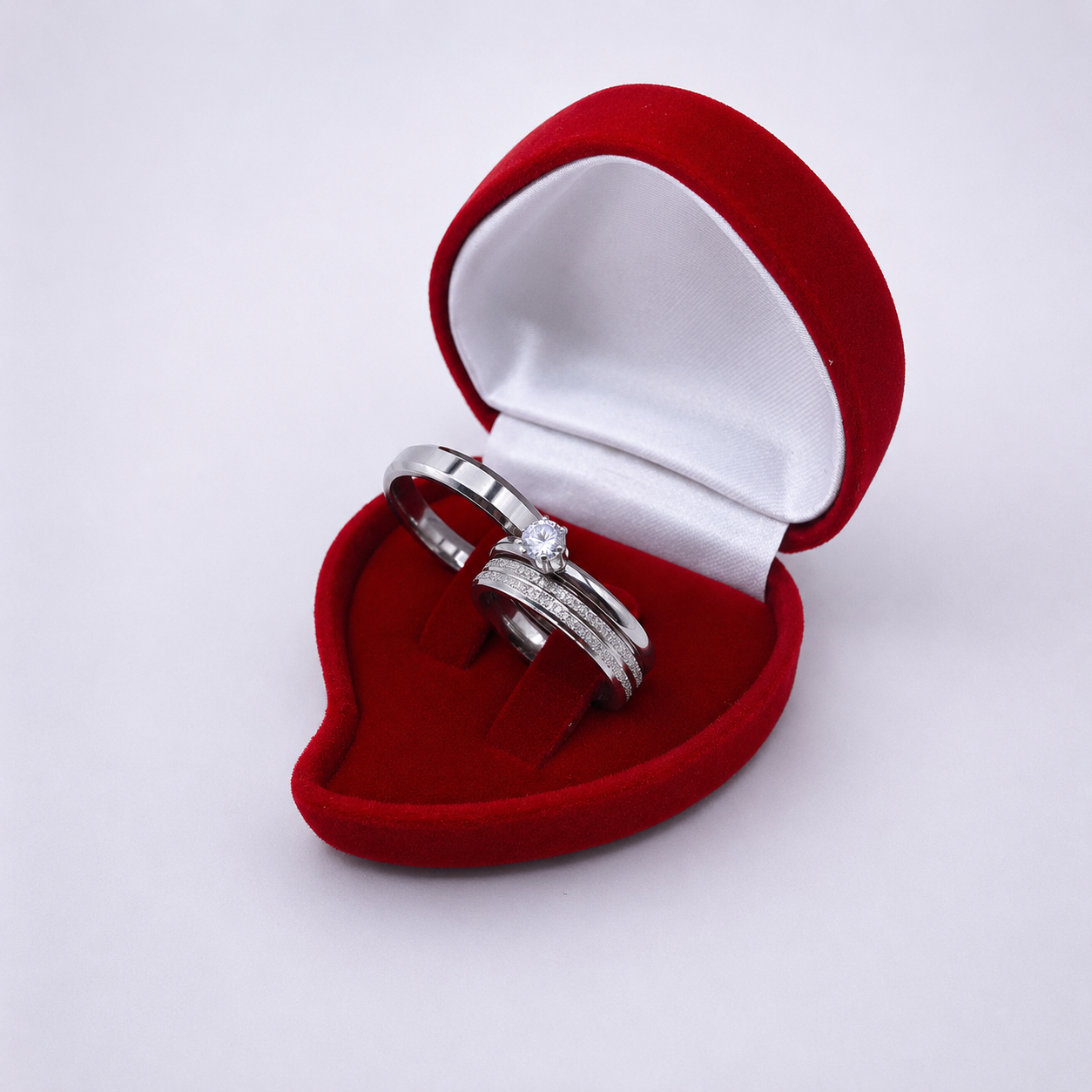 Par de Alianças Prata em Aço Cirúrgico 4mm – Feminina Diamantada, Masculina Lisa