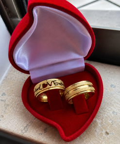 Par De Alianças Aço Cirúrgico Banhado A Ouro 18k - 8mm - Diamantado Love.