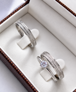 Alianças de Compromisso em Aço Cirúrgico | Par de Alianças Prata 4mm | Finas Diamantadas com Dois Frisos e Lateral Baixa