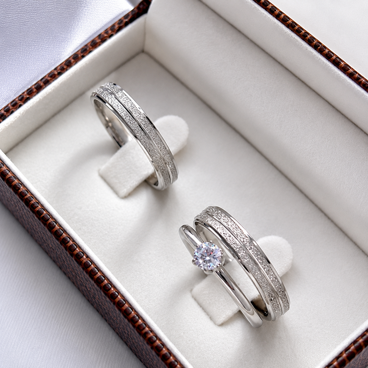 Alianças de Compromisso em Aço Cirúrgico | Par de Alianças Prata 4mm | Finas Diamantadas com Dois Frisos e Lateral Baixa