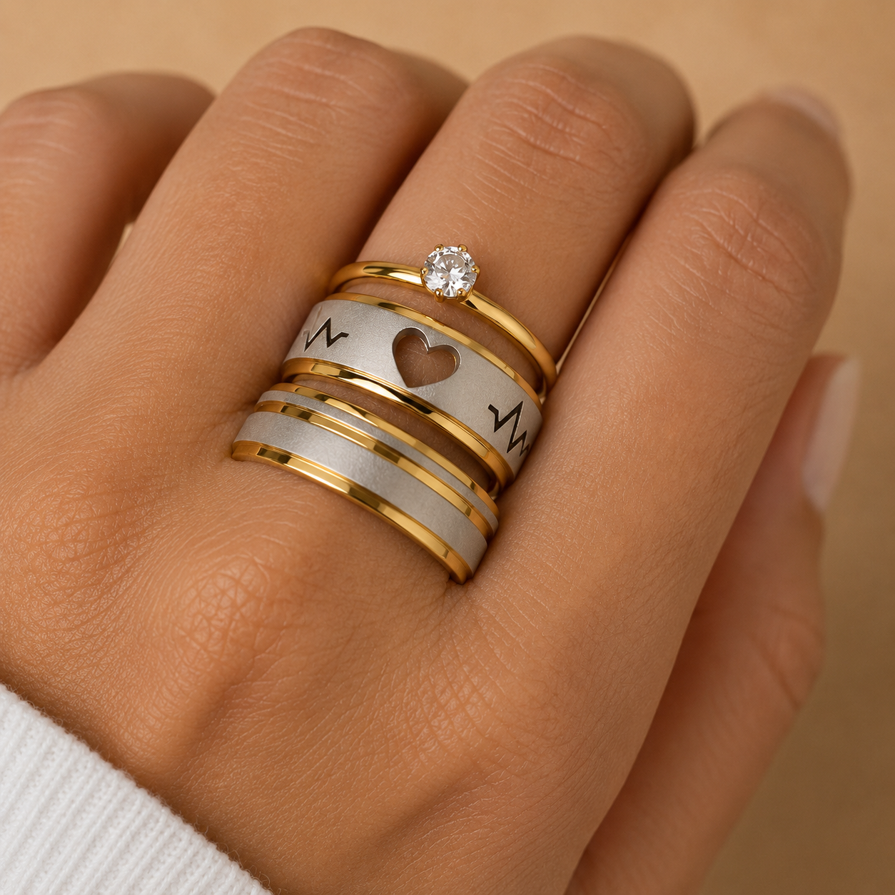 Alianças de Namoro Banhado a Ouro 18K – Modelo Mikelly com Coração e Batimentos Cardíacos