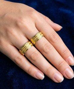 Par De Alianças Aço Cirúrgico Banhado A Ouro 18k - 8mm - Diamantado Com Frisos