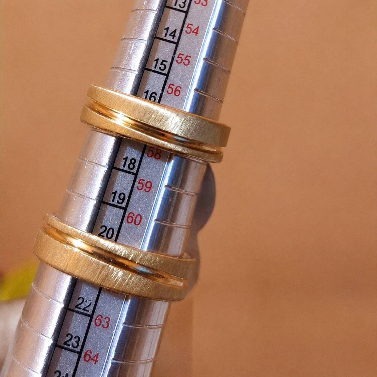 Alianças De Noivado Banhado A Ouro 18k - 6mm - Fosco Com Friso Mod 02