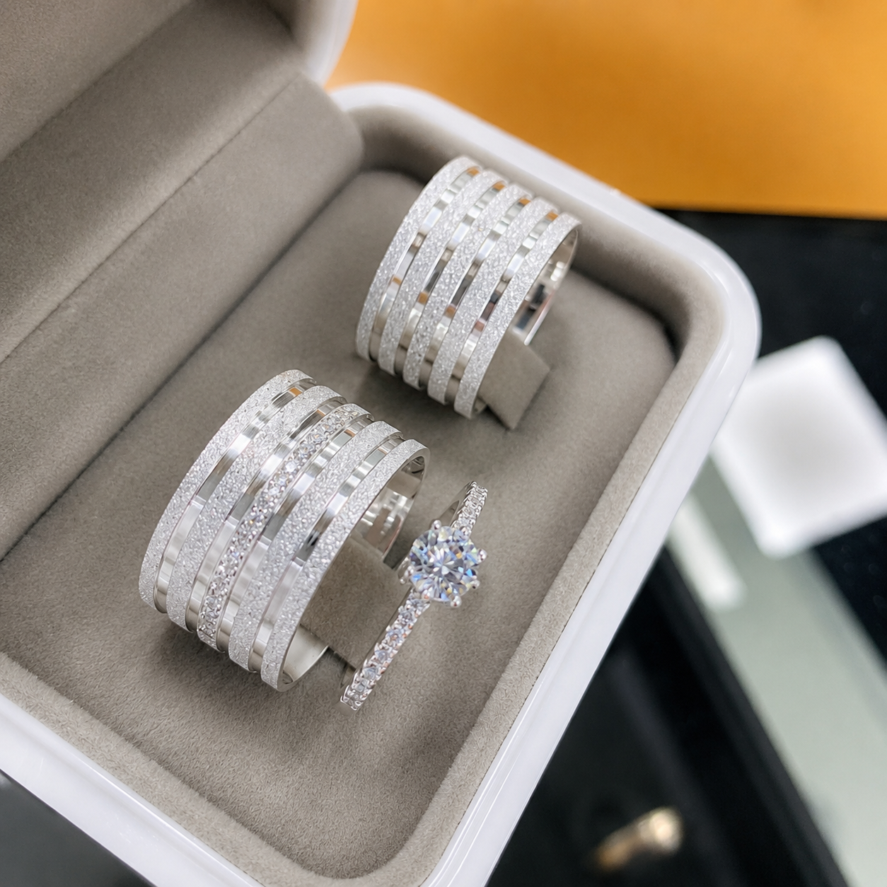 Aliança de Namoro Grossa em Prata 950 10mm Modelo Viviane com 5 Frisos Diamantados - Foto 04