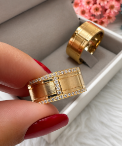 Aliança de Casamento 8mm com Centro Fosco Diamantado e Zircônias Banhada a Ouro 18K - Foto 4