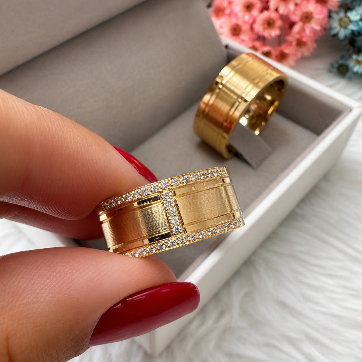 Aliança de Casamento 8mm com Centro Fosco Diamantado e Zircônias Banhada a Ouro 18K - Foto 4