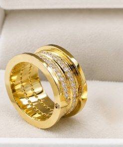 Alianças de Casamento 10mm em Moeda Antiga Grossa, com 60 Pedras de Zircônia e 2 Frisos Centrais, Anatômicas