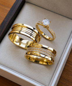 Alianças de Casamento 10mm com 30 Zircônias e Anel Solitário Incluso, em Ouro 18k
