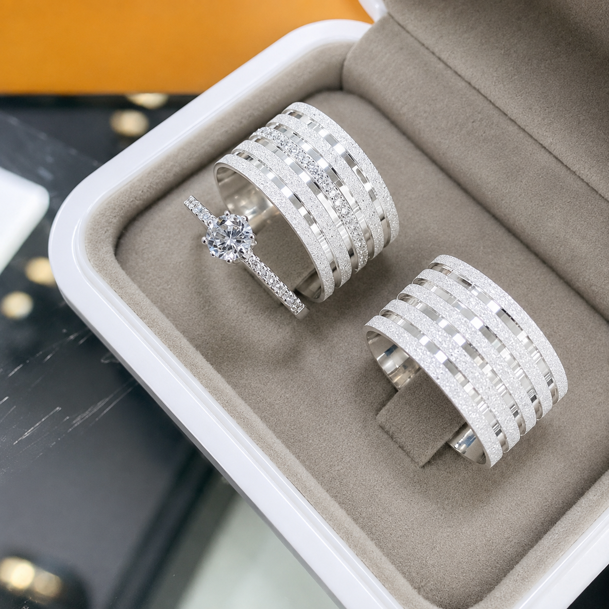 Aliança de Namoro Grossa em Prata 950 10mm Modelo Viviane com 5 Frisos Diamantados - Foto 03