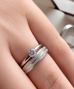 Alianças de Compromisso em Aço Cirúrgico | Par de Alianças Prata 4mm | Finas Diamantadas com Dois Frisos e Lateral Baixa