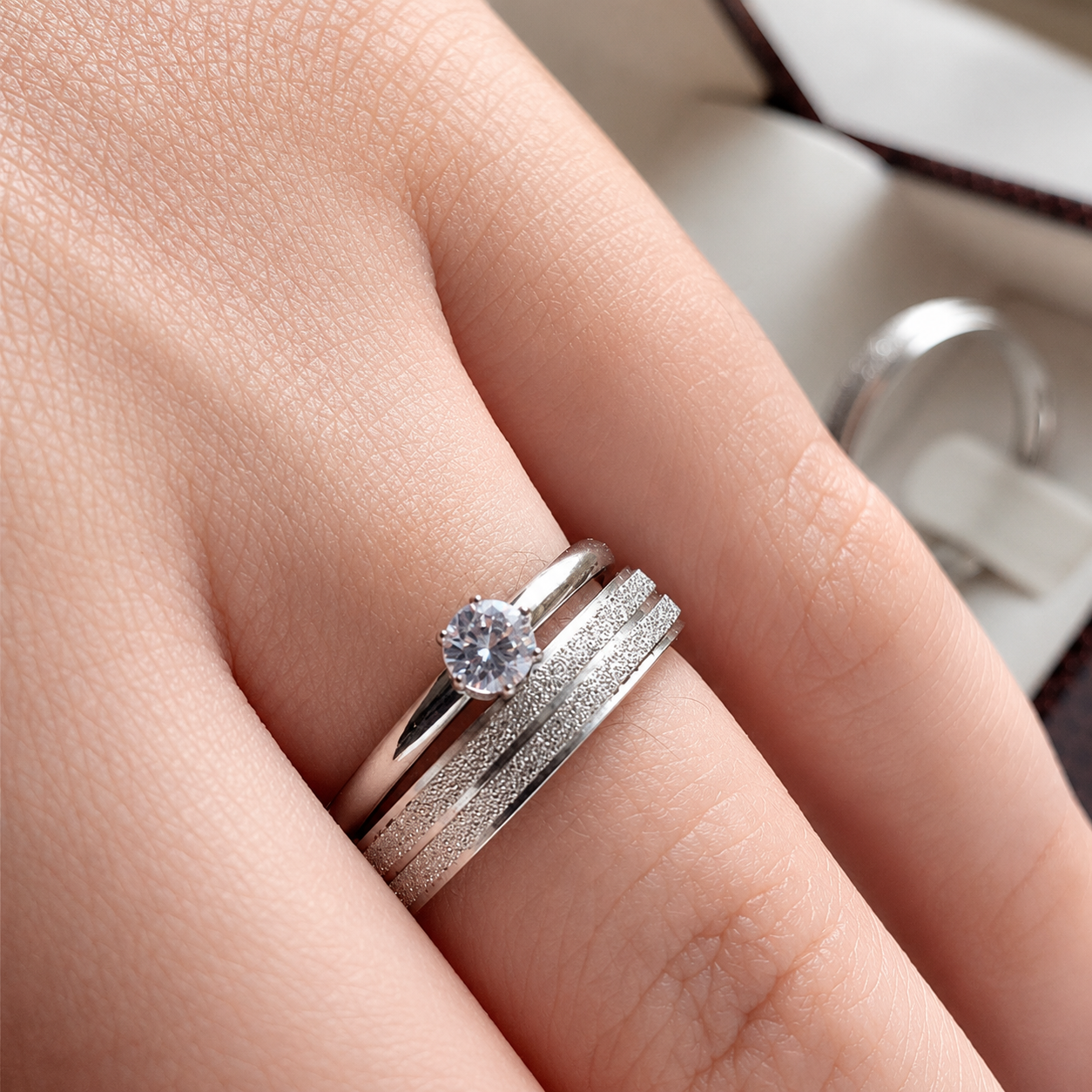 Alianças de Compromisso em Aço Cirúrgico | Par de Alianças Prata 4mm | Finas Diamantadas com Dois Frisos e Lateral Baixa