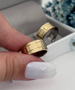 Alianças de Casamento 8mm | Modelo Kiara 02 | Anatômico com Dois Frisos Laterais de Canto a Canto | Moeda Antiga Banhada a Ouro 18K