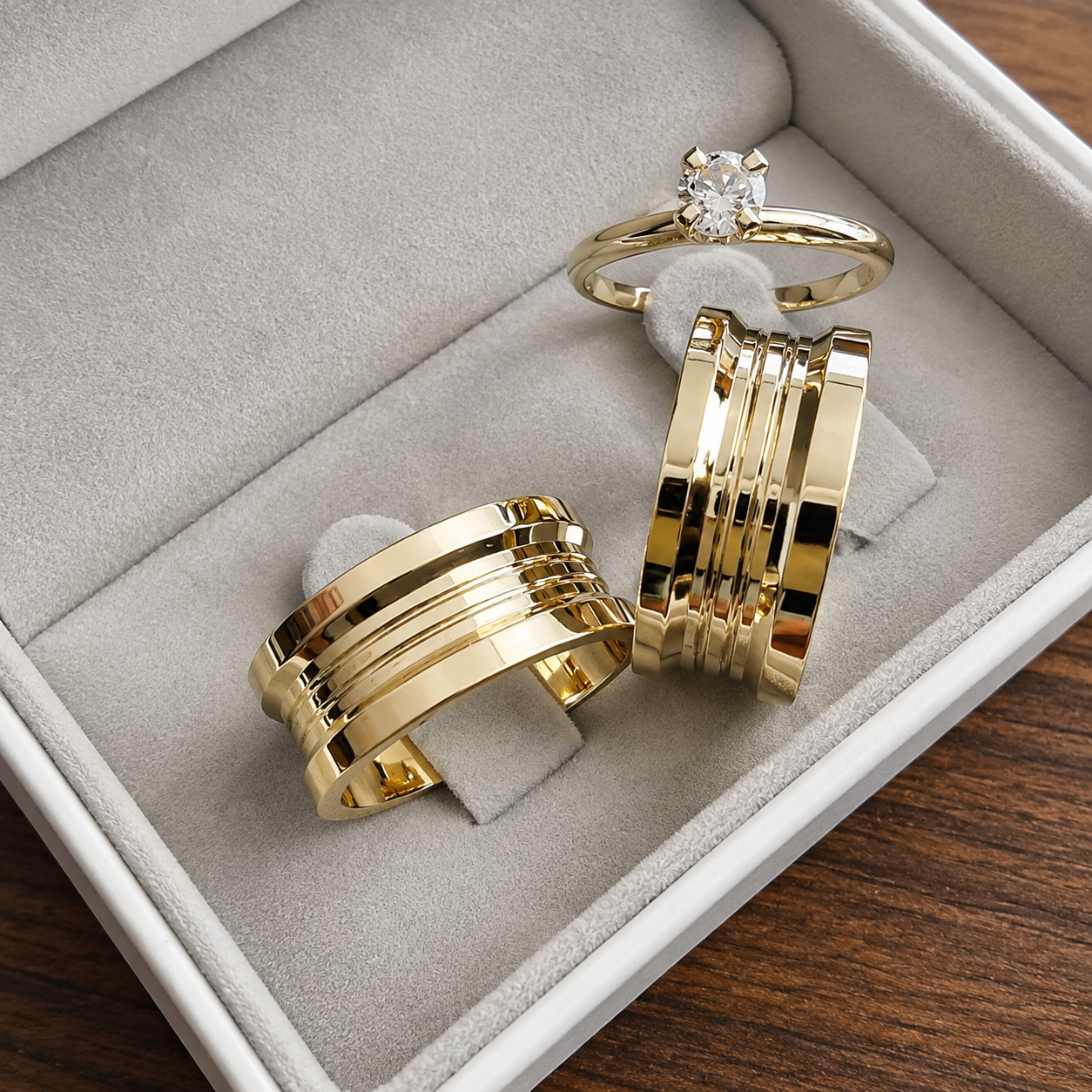 Alianças de Casamento 10mm em Moeda Antiga Anatômica, Banhadas a Ouro 18k, com Anel Solitário Opcional