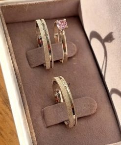 Alianças de Namoro em Prata 950 | 3mm | Modelo Diamantado com 1 Friso Lateral | Feminina com Três Pedras de Zircônia | Anel Solitário Rosa Incluso
