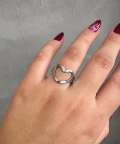 Anel Feminino Coração Vazado em Aço Cirúrgico Prata – Design Moderno e Hipoalergênico