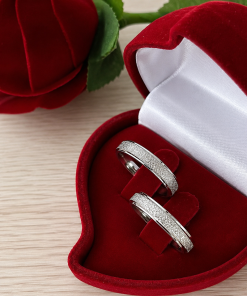 Alianças de Namoro em Aço Cirúrgico | Par de Alianças Prata 4mm | Diamantadas com Frisos Laterais