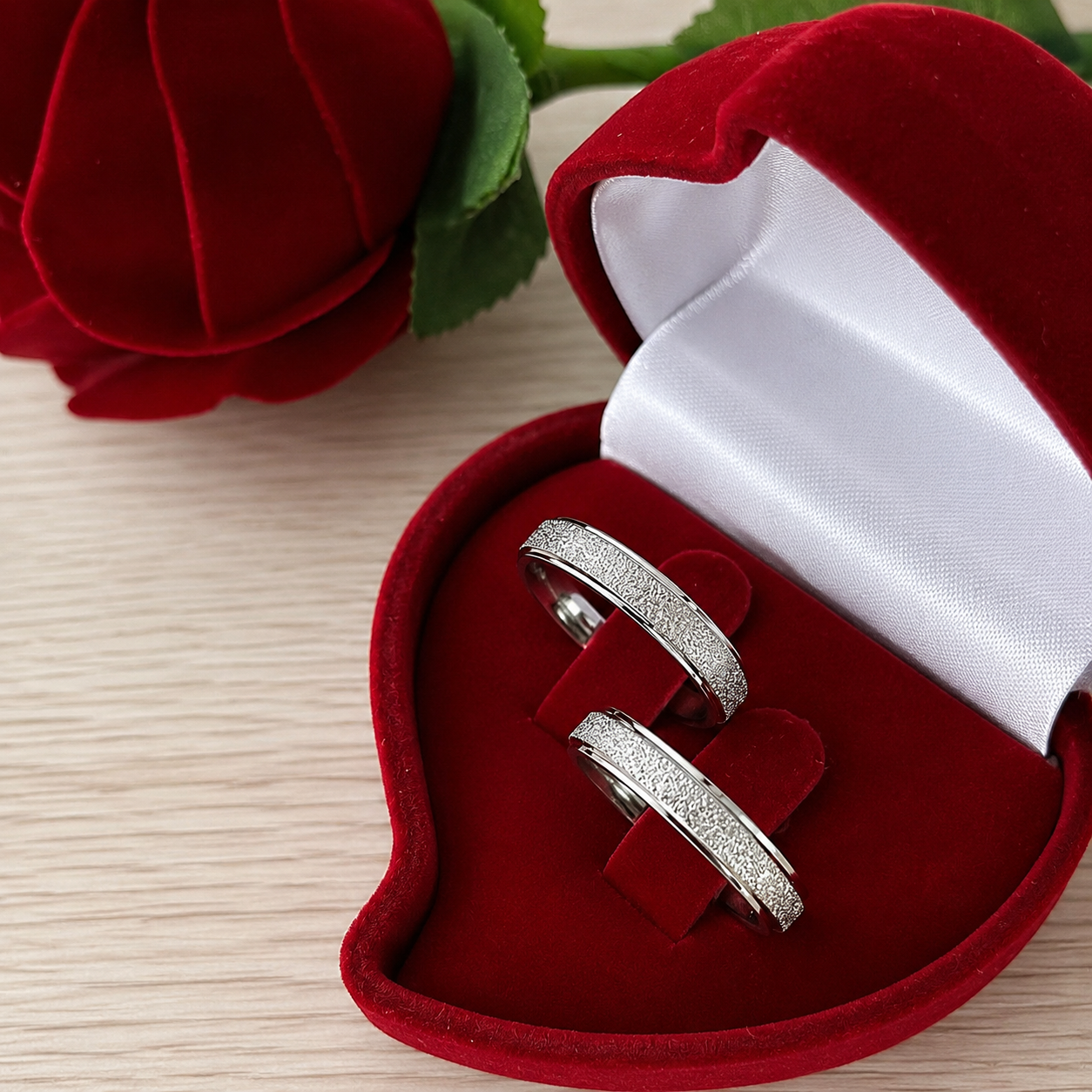 Alianças de Namoro em Aço Cirúrgico | Par de Alianças Prata 4mm | Diamantadas com Frisos Laterais
