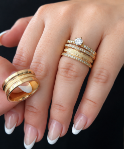 Alianças de Casamento 8mm com 30 Zircônias e Friso Central Diamantado, em Ouro 18k