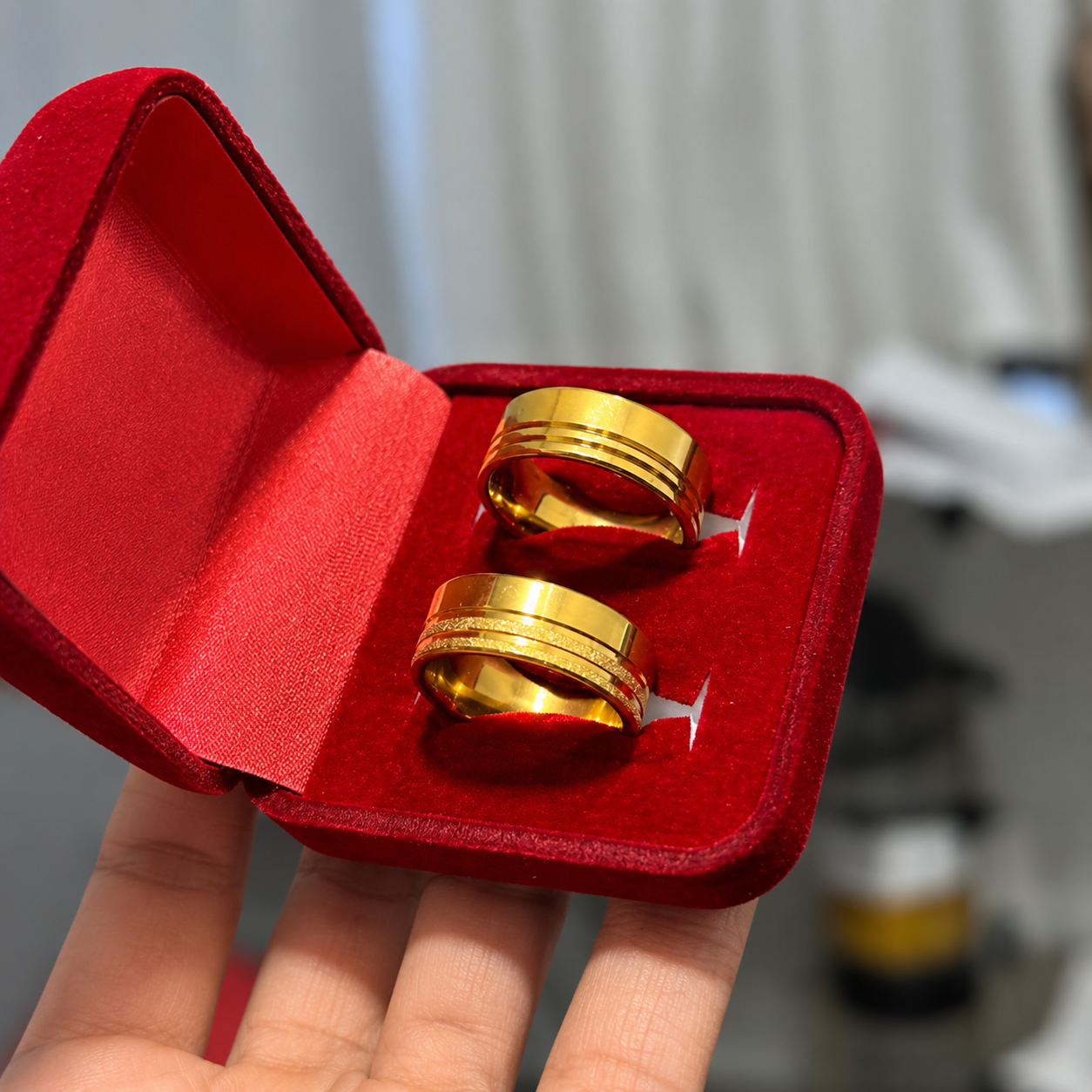 Alianças De Noivado Banhado A Ouro 18k 8mm Com 2 Frisos Laterais