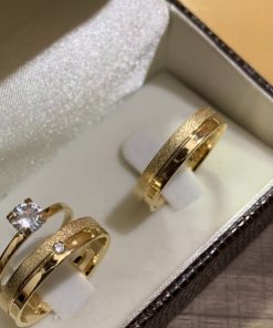 Aliança de Ouro 18K | Modelo Reto Semi-Anatômico com Friso Lateral Diamantado 4mm | Feminina com Pedra de Zircônia | 4g o Par | Casamento e Noivado
