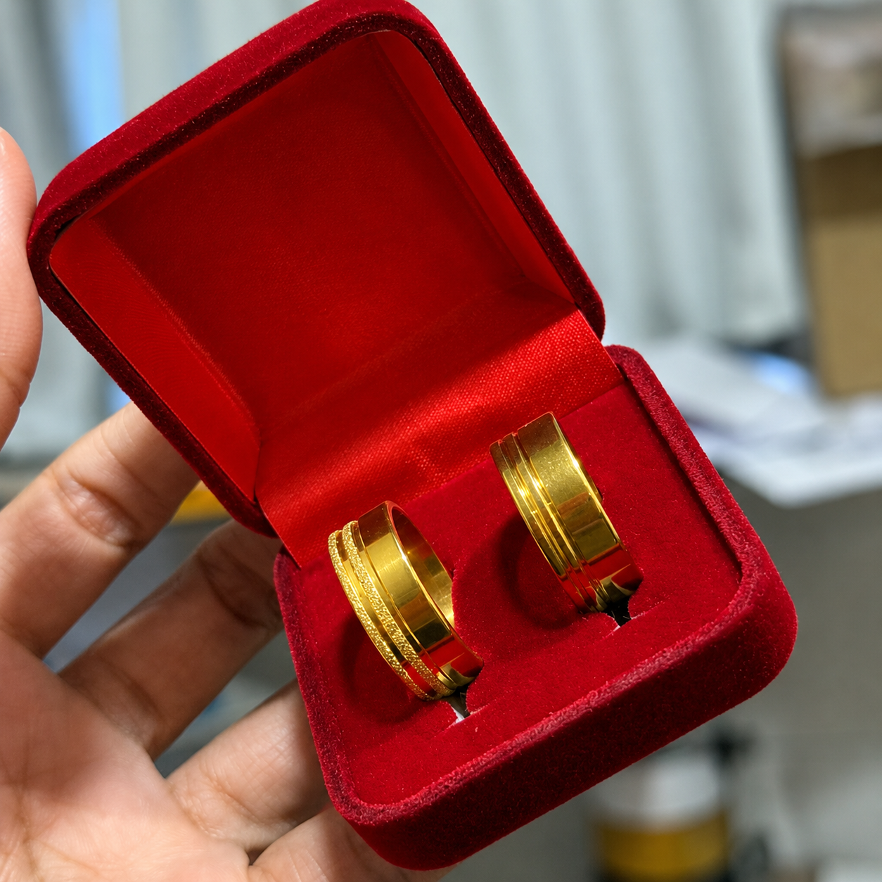 Alianças De Noivado Banhado A Ouro 18k 8mm Com 2 Frisos Laterais