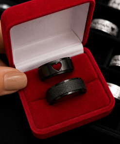 Alianças de namoro 8mm, feminina lisa preta com coração vazado e masculina diamantada, em aço cirúrgico