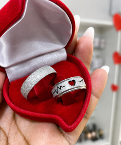 Alianças de Namoro 8mm Diamantado – Masculina Tradicional, Feminina com Coração Vazado