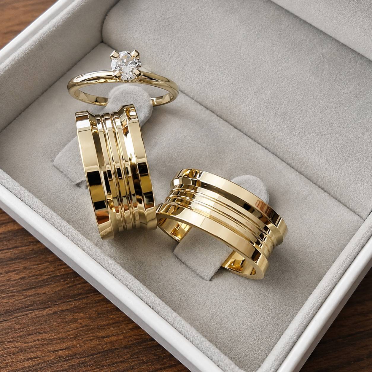 Alianças de Casamento 10mm em Moeda Antiga Anatômica, Banhadas a Ouro 18k, com Anel Solitário Opcional