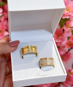 Alianças de Casamento 12mm com 3 Fileiras de 45 Zircônias e Friso Central Diamantado, em Ouro 18k