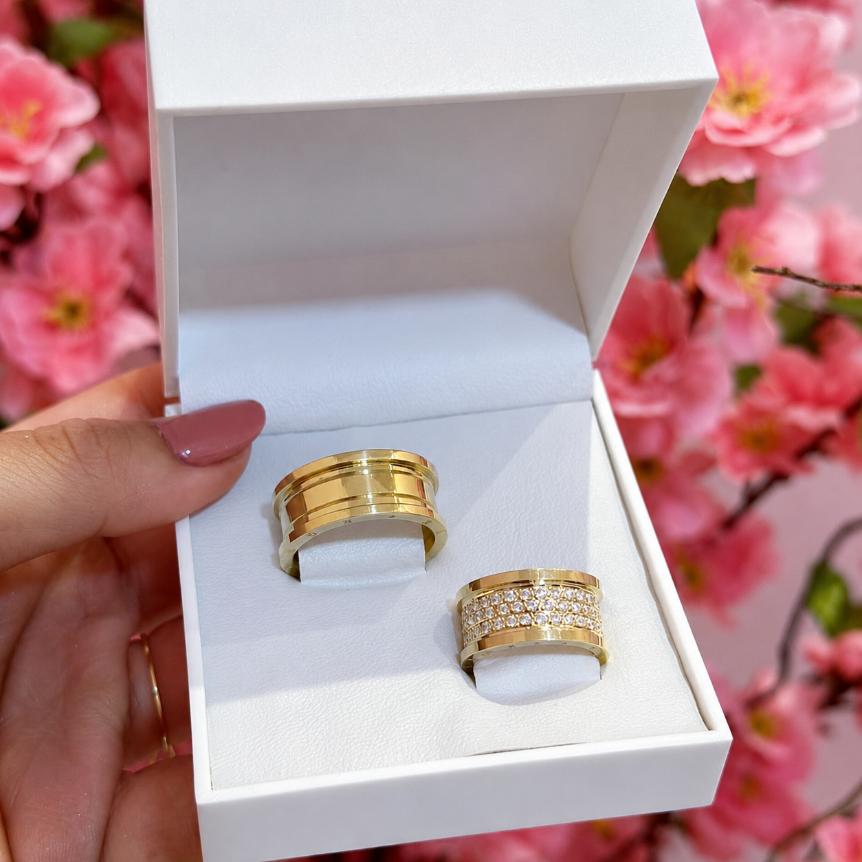 Alianças de Casamento 12mm com 3 Fileiras de 45 Zircônias e Friso Central Diamantado, em Ouro 18k