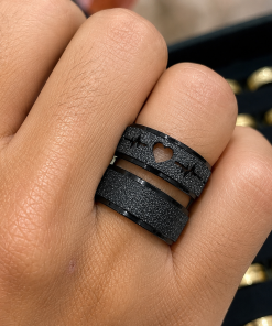 Alianças de namoro 8mm diamantado preto com coração vazado em aço cirúrgico