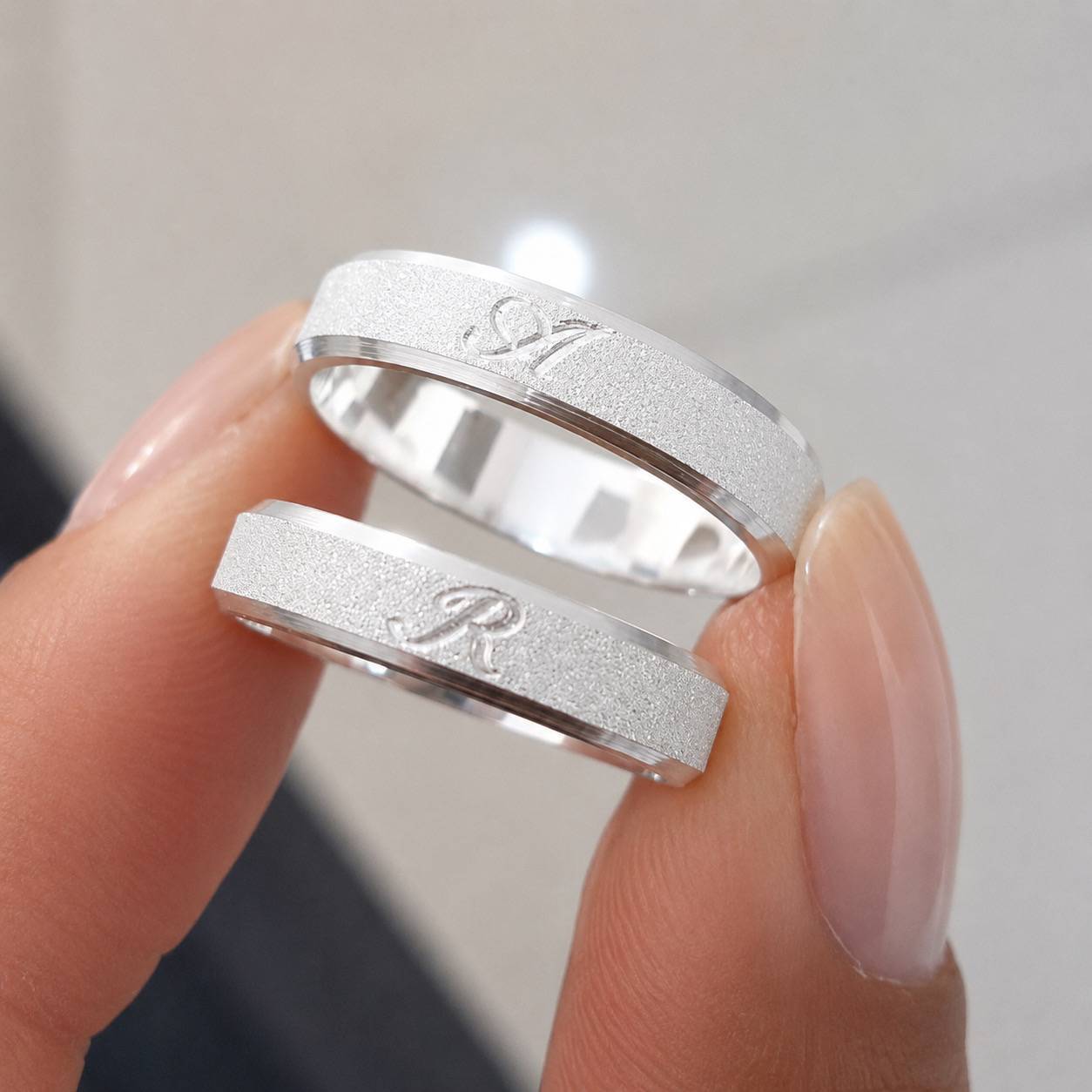 Alianças de Namoro em Prata 950 4mm, Modelo Marley, Personalizada com Iniciais