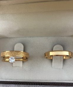 Alianças de Casamento Finas 4mm Banhadas a Ouro 18K – Feminina com Frisos Diamantados e Masculina Lisa Chanfrada