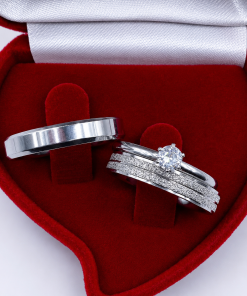 Par de Alianças Prata em Aço Cirúrgico 4mm – Feminina Diamantada, Masculina Lisa