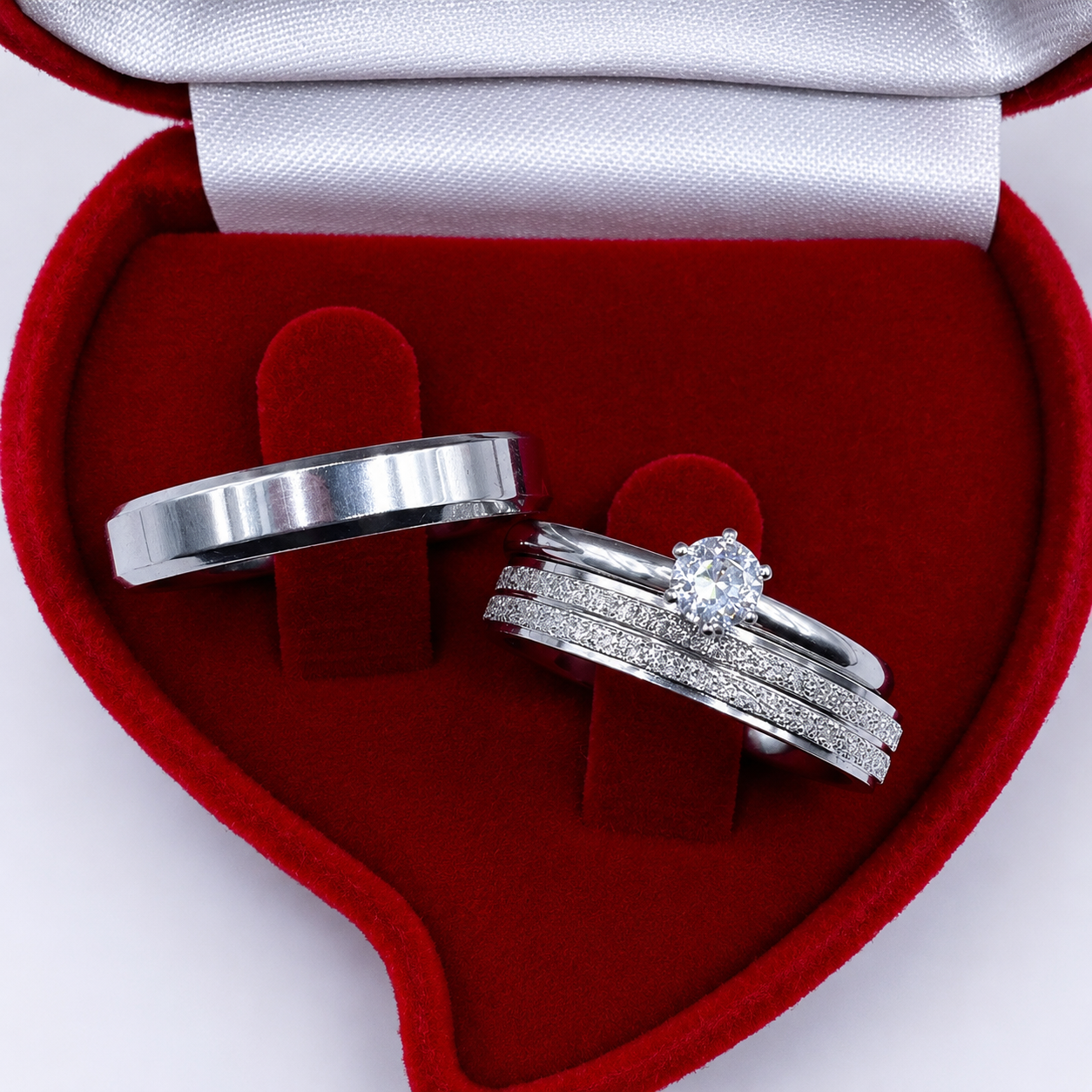 Par de Alianças Prata em Aço Cirúrgico 4mm – Feminina Diamantada, Masculina Lisa