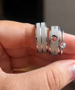 Alianças de namoro 8mm diamantado com detalhe de coração e batimentos em aço cirúrgico