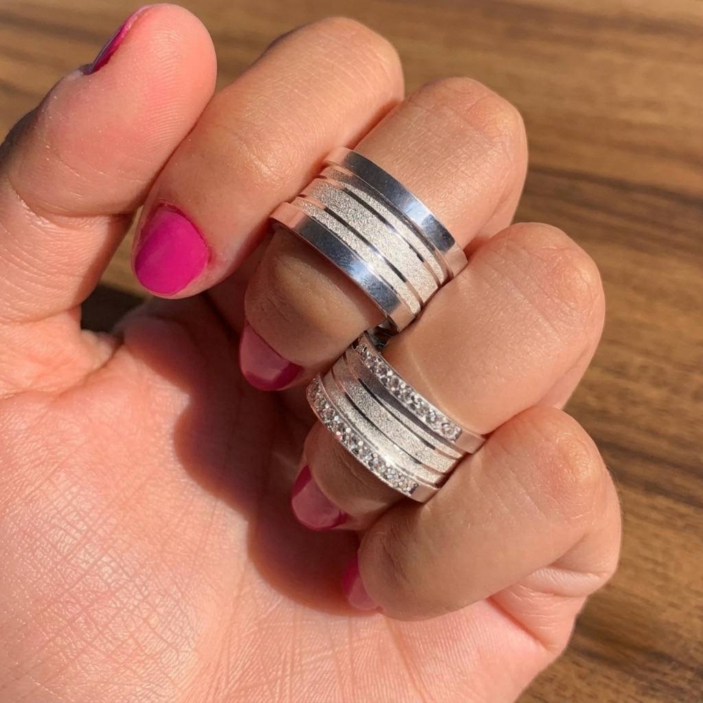 Alianças de Namoro em Prata 950 10mm com 3 Frisos Diamantados e Friso Central Largo, Semi Anatômicas