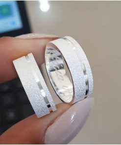 Alianças de Namoro em Prata 950 | Modelo Valentina | Anatômico 8mm Diamantado com 1 Friso Lateral