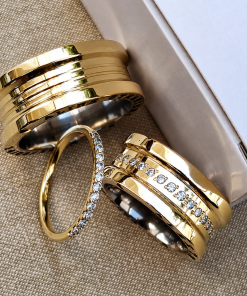 Alianças de Casamento 10mm com 15 Zircônias e 2 Frisos Centrais, Aparador Incluso, Banhadas a Ouro 18k