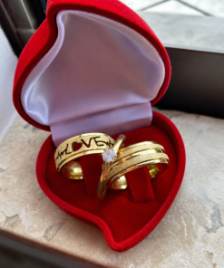 Par De Alianças Aço Cirúrgico Banhado A Ouro 18k - 8mm - Diamantado Love.
