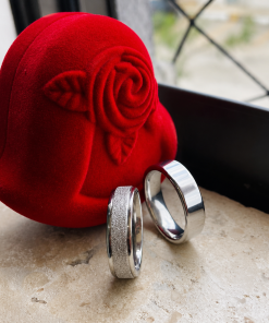 Alianças de namoro 6mm, modelo reto anatômico, feminina diamantada e masculina lisa