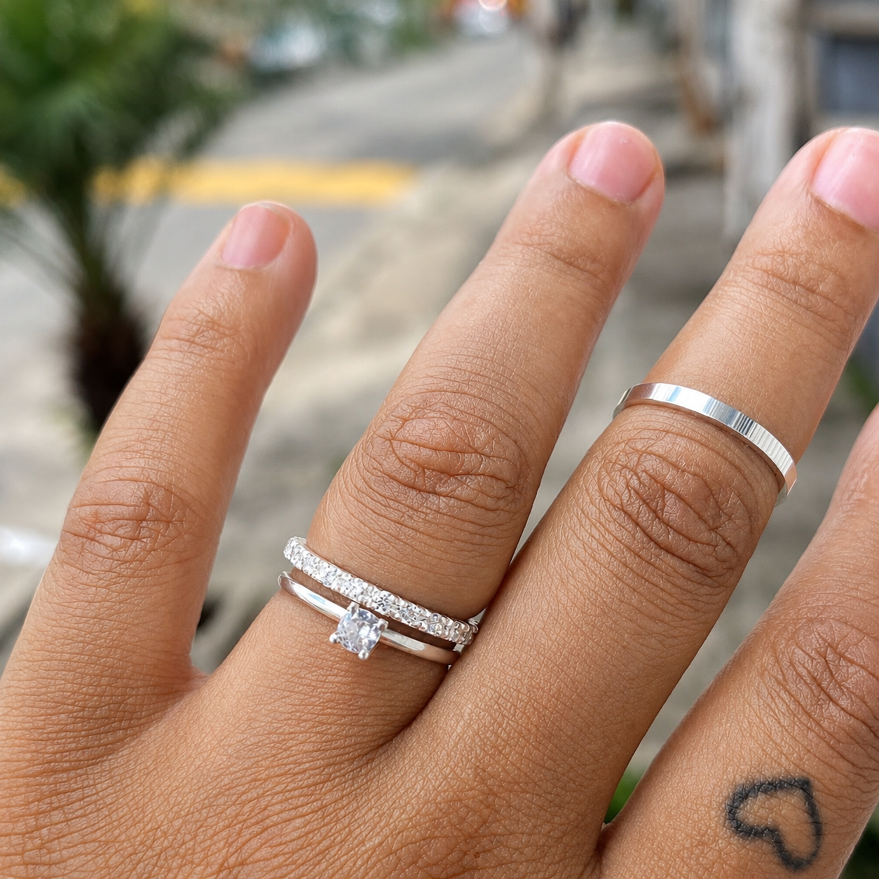 Alianças de namoro 2,5mm em prata 950, Modelo Vivian, cravejada com zircônia, com anel solitário incluso