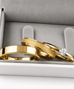 Alianças de Casamento 4mm Banhado a Ouro 18K – Feminina Diamantada e Masculina Lisa