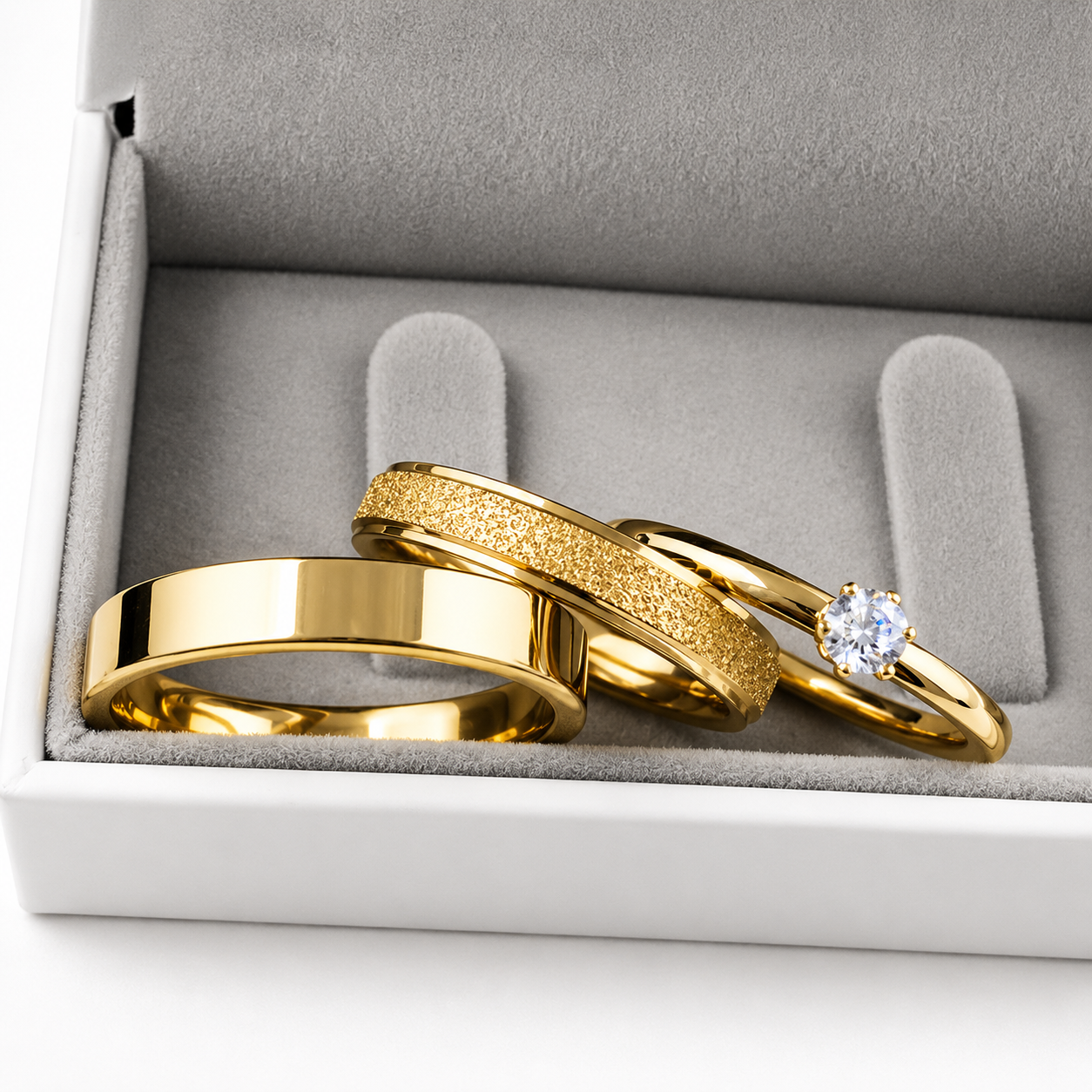 Alianças de Casamento 4mm Banhado a Ouro 18K – Feminina Diamantada e Masculina Lisa