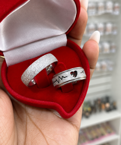 Alianças de namoro 8mm diamantado, masculina tradicional e feminina com coração vazado, em aço cirúrgico