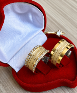Alianças de Casamento 8mm Luxo Majestic, com Frisos Diamantados e 30 Zircônias, Banhadas a Ouro 18k